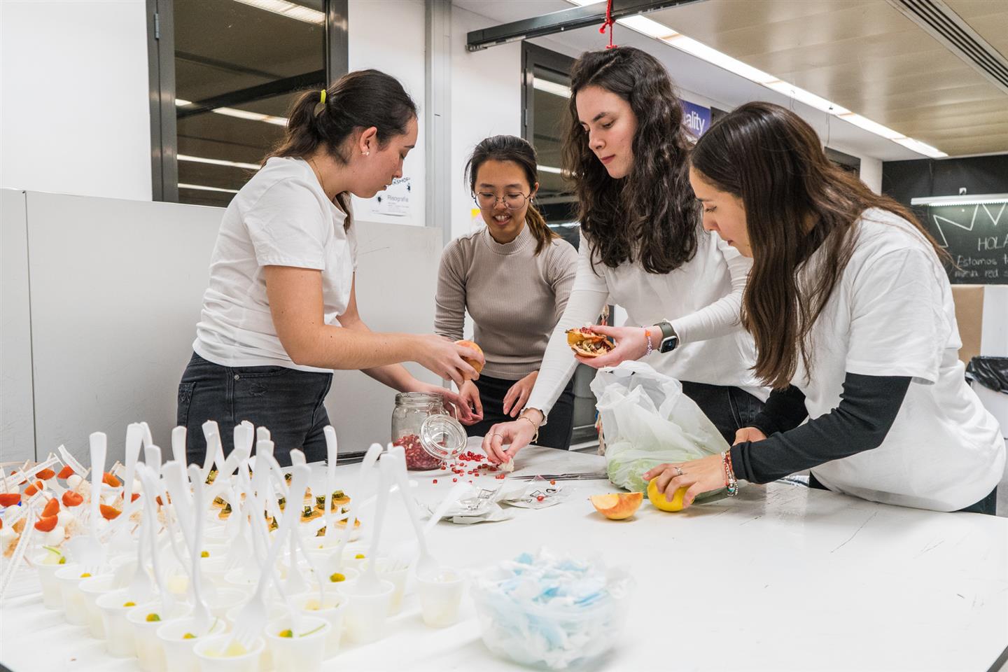 Alumnes manipulant aliments.